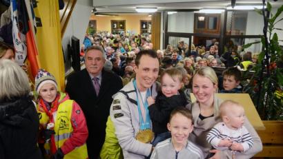 Bild: Gabi Schönberger
Die Familie Frenzel im vergangenen Jahr nach dem Empfang in Flossenbürg nach den Olympischen Spielen. Laura Frenzel ist derzeit mit Leopold (hinten auf Frenzels Arm) und Emma (rechts) auch in Seefeld. Am Samstag nach dem Teamwettbewerb geht es zurück.