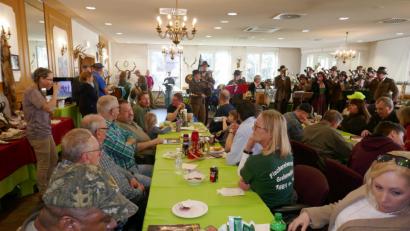Bild: mor
Die Bläsergruppe des Jagd-Kreisverbandes Weiden/Neustadt eröffnete der Treffen des „Bavarian Rod and Gun Clubs“ im Tower View Center im Lager Grafenwöhr.