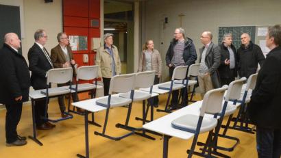 Bild: Kunz
Im Zimmer dieser neunten Klasse im zweiten Obergeschoss soll es im Sommer weit über 30 Grad heiß sein, berichten den Fraktionsvertretern der Elternbeiratsvorsitzende Frank Holzförster (Sechster von links) sowie „Elly“-Chef Reinhard Hauer (Zweiter von links).