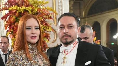 Bild: Helmut Fohringer/APA/dpa
Das Amberger Model Barbara Meier, Model und ihr Verlobter, der Unternehmer Klemens Hallmann, beim Wiener Opernball in die Wiener Staatsoper.
