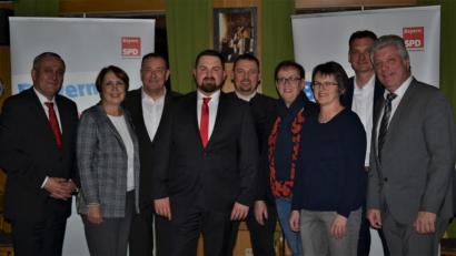 Bild: exb
Sebastian Dippold (Vierter von links) ist nun offiziell der Bürgermeisterkandidat der Neustädter SPD.
