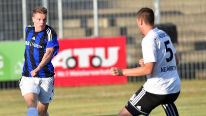 Bild: A. Schwarzmeier
Keine Tore gab es beim Vorrundenspiel zwischen der SpVgg SV Weiden (links Niklas Lang) und dem TSV Waldkirchen. Im ersten Punktspiel in 2019 möchten die Schwarz-Blauen am liebsten drei Zähler vom Vorjahresvizemeister entführen.