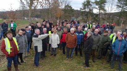 Archivbild: Dobmeier
Am Fuße des Fischerberges ließen sich viele Interessierte bei einem Ortstermin vor einer Woche den möglichen Trassenverlauf erklären.
