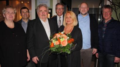 Bild: kro
Peter Gold wurde am Mittwoch 65 Jahre alt, dazu gratulierten ihm viele Freunde, vor allem aus der CSU. Unser Bild zeigt (von links): Angela Burger, Paulus Mehler, Peter Gold, Bürgermeister Franz Stahl, Golds Lebenspartnerin Hedwig Berner, Sohn Gerald Gold und Vinzenz Rahn.