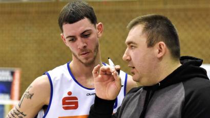 Bild: Büttner
Roman Lang, Trainer der Hamm Baskets, erklärt seinem Spieler Aaron Scott, wie es in Veitshöchheim klappen könnte.