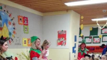 Bild: mef
Tätäää für den neuen Förderverein des Katholischen Kindergartens in Floß. Die Mitglieder übergeben eine neue mobile Musikanlage, die gleich mit lauter Faschingsmusik getestet wird.