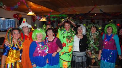 Bild: krb
Ziemlich bunt geht's beim Weiberfasching im DJK-Sportheim zu.