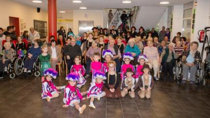 Bild: jr
Für Freude und Heiterkeit im Phönix-Seniorenzentrum sorgten rund 50 Akteure des Mitterteicher Gaudiwurms.