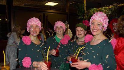 Bild: mmj
Schönsees Bürgermeisterin Birgit Höcherl (Zweite von links) hat sich im vergangenen Jahr als Kaktus eingereiht. Heuer findet der Fasching wegen eines Trauerfalls allerdings weitgehend ohne sie statt.