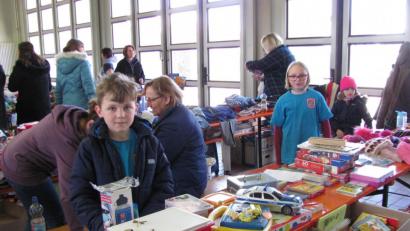 Bild: sei
Kinder und Mamas boten an 20 Flohmarktständen an, was das Kinderherz begehrt.