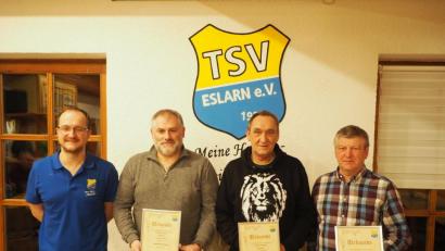 Bild: gz
Im Namen des TSV dankt Vorsitzender Thomas Meckl (v.l.) den Schiedsrichtern Bernhard Grötsch, Josef Bulla und Helmut Brenner für ihr Engagement.