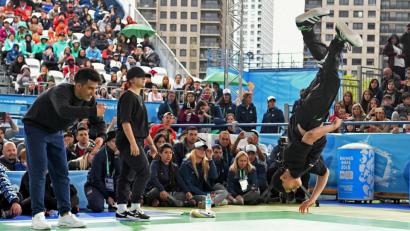 Bild: Fabian Ramella/dpa
"Broly" (links) aus Argentinien und "Lexy" (Mitte) aus Italien beobachten "B4" (rechts) aus Vietnam beim Finale von Breakdance bei den Olympischen Jugendspielen in Buenos Aires 2018. Im Jahr 2024 soll Breakdance bei den Olympischen Sommerspielen in Paris eine offizielle Disziplin werden.