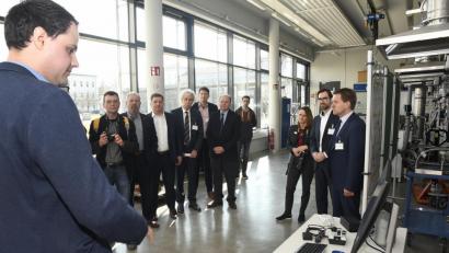 Bild: Petra Hartl
Energieeffizienz und -speicherung gehören auch dazu. An der Ostbayerischen Technischen Hochschule ging es am Donnerstag um das große Thema Klärschlammverwertung. Interessiert hörten die Gäste zu.