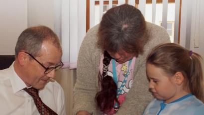 Bild: sön
Kindergartenleiterin Doris Bruckner verleitete die kleine Sara dazu, Bürgermeister Erwin Geitner die Krawatte abzuschneiden.