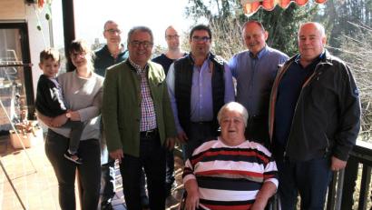 Bild: wro
Hermann Pirner (Zweiter von rechts) feierte am Mittwoch 80. Geburtstag. Es gratulierten (von links) Urenkel Lenz, Enkelin Bianca Bayer, Schwiegersohn Gerhard Brabec, Bürgermeister Toni Dutz, Alexander Bäumler und Michael Klarner vom Wiesauer Bauhof. Im Namen des Stammtisches beglückwünschte ihn Konrad Sailer (rechts). Als allererste aber gratulierte Ehefrau Marianne (vorne).