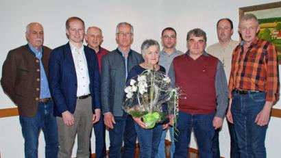 Bild: wee
Georg Zwack übernimmt ab April das Amt des Jagdvorstehers. Ihm steht weiterhin ein bewährtes Team zur Seite. Unser Bild zeigt die neu gewählte Vorstandschaft zusammen mit den Jagdpächtern sowie dem scheidenden Jagdvorsteher Josef Klinger und dessen Ehefrau Hildegard.