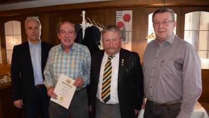 Bild: wku
Thomas Dill vom ADAC Nordbayern (links), Ortsvorsitzender Wolfgang Strobel (Zweiter von rechts) und Bürgermeister Hans Koch (rechts) ehren Johann Deinzer (Zweiter von links) für besondere Verdienste.