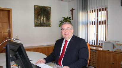 Bild: ads
Sepp Reindl ist das Bürgermeisteramt wie auf den Leib geschneidert, sodass er es mit viel Herzblut und Leidenschaft ausfüllt. Der Kommunalpolitiker feiert am Sonntag seinen 60. Geburtstag.