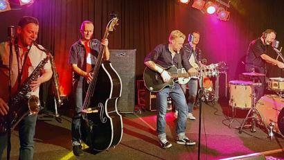 Bild: lst
„Boppin’B“ zeigte am Samstag auf der Saalbühne des Rockmusikclubs „Salute“ eine Show mit klasse Musik und zum Teil akrobatischen Einlagen. Bild: lst