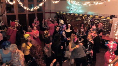 Bild: wlr
Und ab geht die Post beim Weiberfasching im Etzenrichter Feuerwehrhaus. Nicht nur Frauen hatten Riesenspaß bei der Feier am Donnerstagabend.