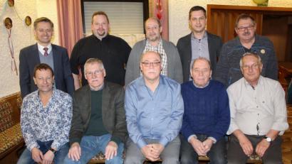 Bild: soj
Gut aufgestellt fühlen sich (vorne, von links) Rainer Seeharsch, Hans Enders, Heinrich Ritter, Hubert Stauffer, Gerhard Pelzer, (hinten, von links) MdL Tobias Reiß, Helmut Schenkl, Rainer Filberth, CSU-Ortsvorsitzender Wolfgang Söllner und Rainer Zaus