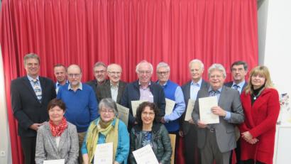 Bild: jzk
BLLV-Kreisvorsitzende Martina Thöns, (rechts) und stellvertretender Bezirksvorsitzender Albert Schindlbeck (links) gratulieren den langjährigen Mitgliedern Monika Mertl, Irmgard Wagner, Michaela Härtl (sitzend von links), Hans Schraml, Walter Stahl, Josef Etterer, Sebastian Spörrer, Johann Stiegler, Georg Zaus, Franz Weis, Josef Zaglmann und Reinhard Wutz (stehend von links).