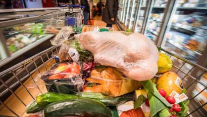 Bild: Frank Rumpenhorst/dpa
Ein vollgepackter Einkaufswagen ändert die Situation an der Kasse.