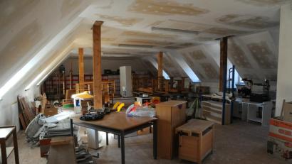 Bild: gf
Ungenutzt und mit alten und nicht mehr benötigten Schulmöbeln und Geräten vollgestellt ist das gut 230 Quadratmeter große Dachgeschoß des „Weißen Schulhauses“. Aber mit einer Einbeziehung in die Einfache Dorferneuerung und entsprechenden Fördermitteln soll der Dachraum künftig für schulische Zwecke, außerdem für Musik, Gesang, Kunst und Brauchtum auch öffentlich genutzt werden können.