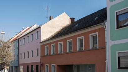 Bild: tr
Schlecht ist die Bausubstanz des alten Braunschläger-Anwesens in der Dammstraße. Für die Schaffung einer Tagesbetreuung muss das alte Haus weichen.