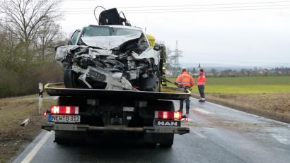 Bild: Porsche
Der Motorraum ist komplett zerstört. Der Pkw des 25-Jährigen muss nach dem Unfall bei Etzenricht abgeschleppt werden.