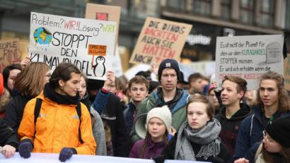 Bild: Daniel Reinhardt
Klimaaktivistin Greta Thunberg (Mitte mit weißer Mütze) bei einer Kundgebung in Hamburg.