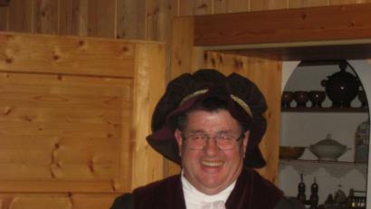 Bild: slu
Im Fasching bietet sich die Gelegenheit, in eine andere Rolle zu schlüpfen. Im vorliegenden Fall ist es jene des Oberviechtacher Barockpredigers Pater Balthasar Knellinger SJ.