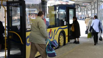 Archivbild: Petra Hartl
Am Samstagen sind die Buslinien in Amberg beziehungsweise im Landkreis nicht voll ausgelastet. In Aschaffenburg hat man sich entschieden, den ÖPNV den Bürgern an Samstagen zwei Jahre lang kostenfrei anzubieten.