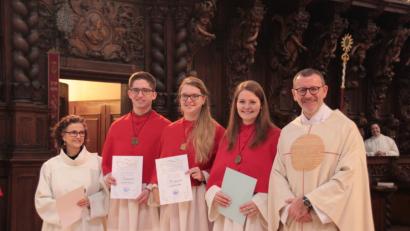 Bild: exb
Gemeindereferentin Gertrud Hankl zusammen mit den nun ausgeschiedenen Minis Michael Schnurrer, Caroline Gerl und Steffi Ernstberger sowie Stadtpfarrer Thomas Vogl (von links).