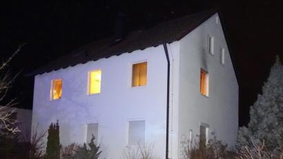 Bild: Dobmeier
In diesem Haus im Blumenweg in Ullersricht implodierte im ersten Stock ein Ölofen. Die starke Rauentwicklung war auch an der Fassade erkennbar.