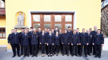 Bild: flt
Zum erfolgreichen Abschluss gratulierten KBI Stefan Gleißner (rechts), KBI Lorenz Müller (Dritter von rechts) und KBM Dieter Höfer (Vierter von rechts) den 21 Teilnehmern.