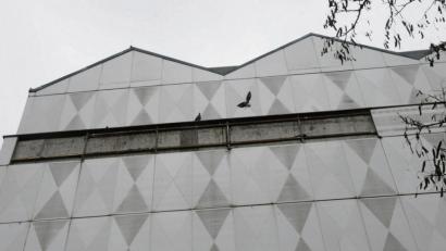 Bild: ge
Mehrere Platten sind schon weg, jetzt muss auch noch der Rest komplett entfernt werden von der Storg-Fassade.