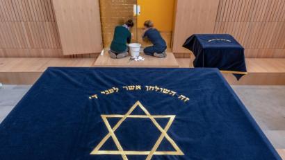 Bild: Armin Weigel/dpa
500 Jahre nach der Zerstörung der ersten Synagoge in Regensburg hat die jüdische Gemeinde in der Oberpfälzer Stadt ein neues Gebetshaus. Der neun Millionen Euro teure Bau befindet sich in der Altstadt und unweit des Doms auf dem Grundstück, auf dem bis 1938 die vorherige Synagoge stand.
