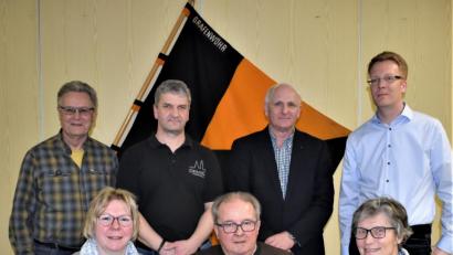 Bild: rgr
Hans Eiszrich (Zweiter von links, vorne) wurde in der Bezirksversammlung zum Kolping-Ehrenvorsitzenden ernannt. Mit auf dem Bild Schriftführerin Ulrike Steinhilber (Schirmitz, links), Elisabeth Eiszrich (rechts) sowie von hinten links: Kassier Rudi Kneidl (Neustadt/WN), Vorsitzender Roland Hoffmann (Neunkirchen), Diözesansekretär Ludwig Haindl und stellvertretender Vorsitzender Andreas Greiner (Grafenwöhr).