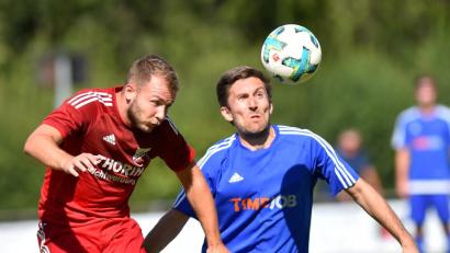 Bild: A. Schwarzmeier
Im Vorrundenspiel gab es für den SV Etzenricht (rechts Stephan Herrmann) in Pfreimd eine empfindliche 1:2-Niederlage. Diese Pleite wettzumachen, ist oberste Aufgabe beim Einstieg in die Restrunde.
