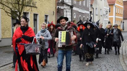 Bild: bö
Im Volksmund spricht man am Faschingsfreitag vom "g´schmalzna Freitag" - in Schmidmühlen aber vom Hexenfreitag. Ab "oans" waren sie im Markt unterwegs gewesen.