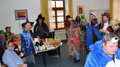 Bild: fjo
Nach dem Ergattern von Rathausschlüssel und Marktkasse ist die Gemeindeverwaltung den Narren schutzlos ausgeliefert.