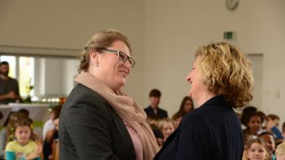Bild: bey
Die neue Leiterin der Grundschule Eslarn, Rektorin Katharina Merther (links) freut sich über guten Wünsche von Schulrätin Margit Walter (rechts) zur offiziellen Amtsübernahme.