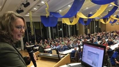 Bild: eig
Die Wirtschaftswissenschaftlerin Claudia Kemfert spricht vor einem vollen Saal in der Stadthalle: Es könnten schon heute alle AKWs abgeschaltet werden, ohne dass die Lichter ausgingen.