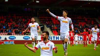 Bild: Jahn Regensburg
Wie gegen den HSV treffen Sargis Adamyan (Mitte) und Marco Gruettner (links) für den SSV Jahn.