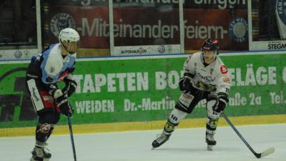 Bild: gb
Die Blue Devils besiegten am Freitag den Höchstadter EC mit 5:1 und brachten damit endgültig den siebten Platz unter Dach und Fach. Philipp Siller (links) erzielte mit einem tollen Alleingang das schönste Tor des Abends.