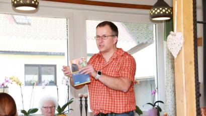 Bild: njn
Dieter Melzner von der Kriminalpolizei Weiden klärte die Senioren über verschiedene Tricks auf.