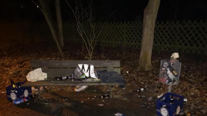 Bild: lnz
Zwei Bierkästen, jede Menge Flaschen und anderer Müll waren die Überbleibsel einer Party am Samstagabend in der Parkanlage an der Parkstraße.