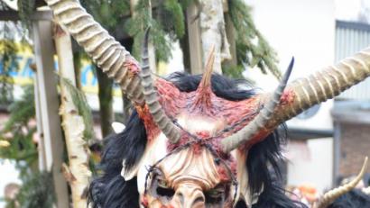 Bild: jub
Der Gaudiwurm schlängelt sich mit vielen Gruppen und Wagen durch Flossenbürg.