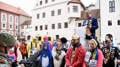 Bild: bgm
Während Vorstand, Präsidium und Prinzenpaare während der Faschingssaison sonst nur im Ornat zu sehen sind, wird bei der Mobilmachung verkleidet aufmarschiert. Gendarm Haslbeck (auf der Leiter) verliest die Anordnungen von seiner kunstvoll gestalteten Rolle.